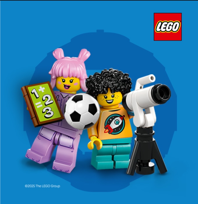 Die Abbildung zeigt zwei LEGO Figuren. Das Mädchen hat ein Buch in der Hand und der Junge ein Teleskop. Außerdem ist ein Fußball darauf abgebildet.