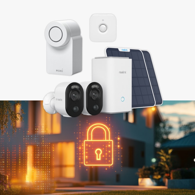 Smart Home Sicherheitsset mit Türschloss, Bewegungssensor, Überwachungskameras und Solarpanels vor einem modern beleuchteten Haus, symbolisiert durch ein digitales Vorhängeschloss.