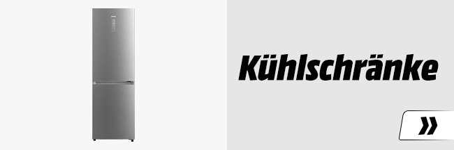 Silberner, hoher Kühlschrank. Hat zwei Türen, mit Digitalanzeige oben. Schlichter Hintergrund.