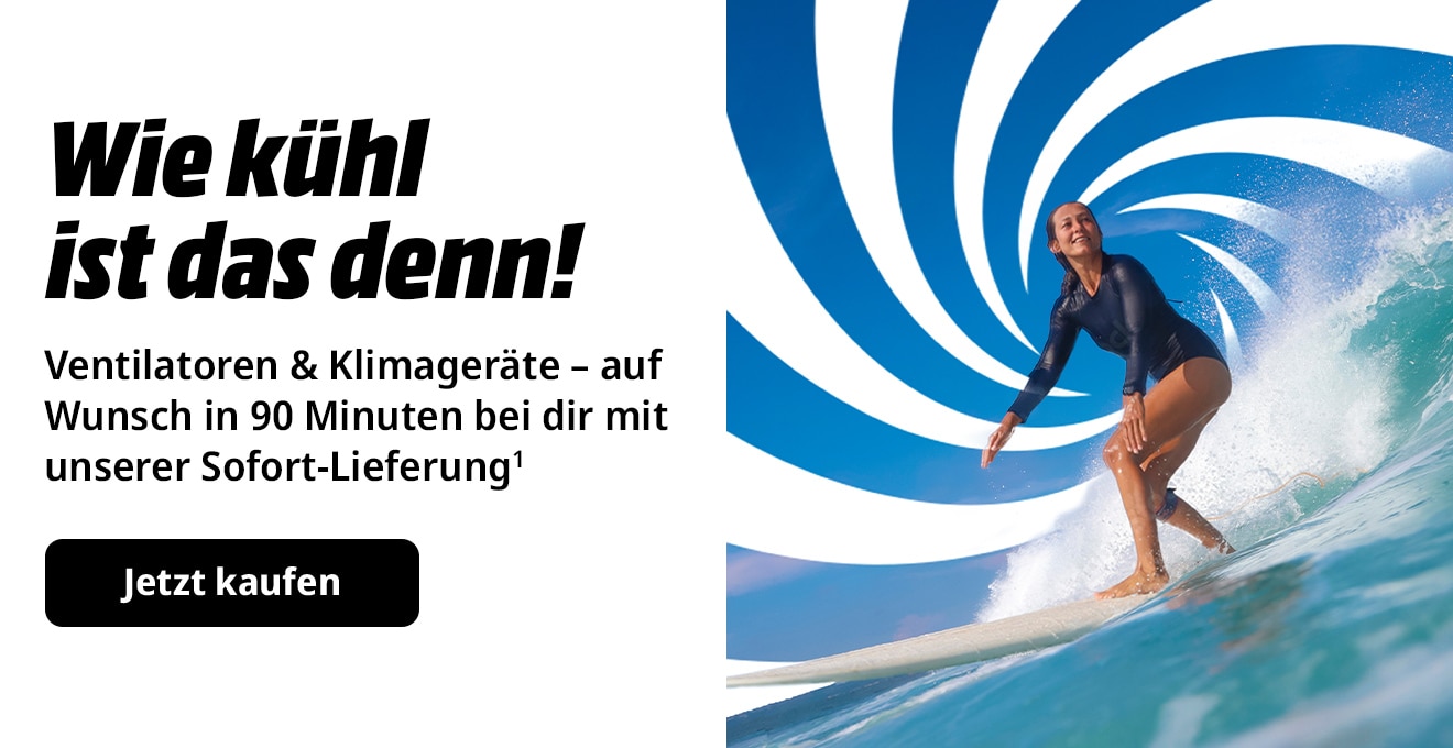 Eine Person steht auf einem Surfboard und surfed auf einer Welle, ein blauer Swirl im Hintergrund